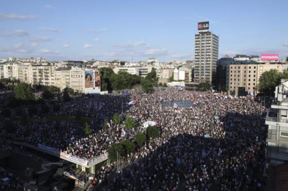 v srbsku protestovalo az 140 tisic ludi studenti a verejnost pozaduju predcasne volby a reaguju na tragediu foto