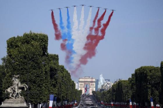 video v parizi oslavili den dobytia bastily vojenskou prehliadkou nevyhli sa mensim chybam