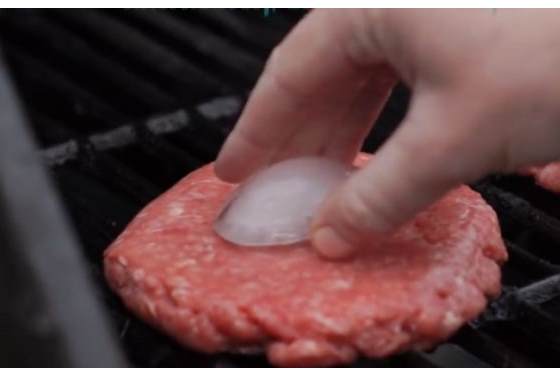 Viete, prečo je dobré dať kocku ľadu na mäso počas grilovania? Pozrite si 5 tipov, ktoré sa vám môžu zísť
