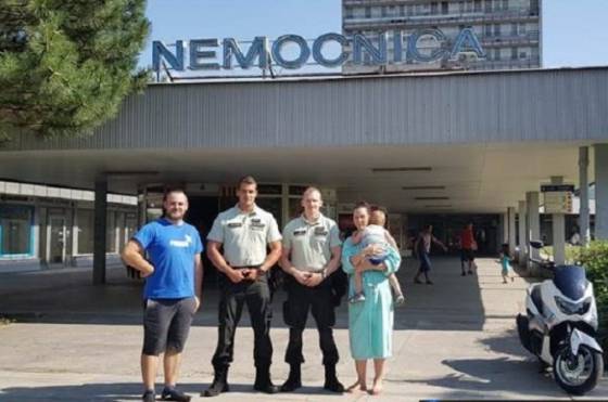 Foto: Žena na ceste do pôrodnice uviazla v kolóne, na pomoc jej prišli bratislavskí policajti
