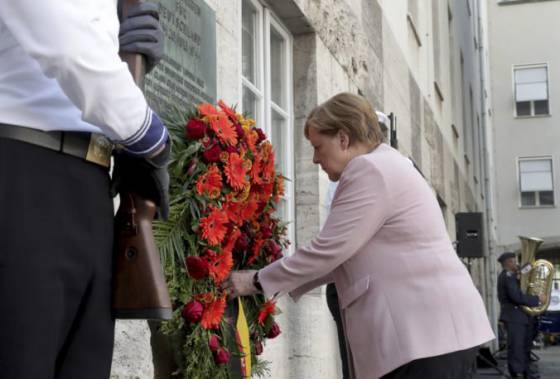 Nemecko si pripomenulo 75. výročie pokusu o atentát na Hitlera, na ceremónii bola aj Merkelová