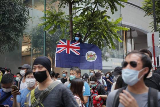 Britská vláda rozšíri práva pre prisťahovalcov z Hongkongu, budú môcť požiadať o občianstvo
