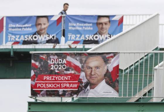 Poliaci si volia prezidenta v druhom kole, prieskumy naznačujú tesný výsledok