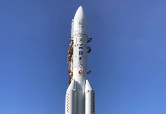 Čína umiestnila do štartovacej pozície raketu Čchang-čeng-5