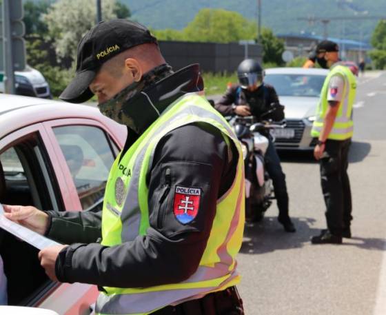Na slovenských hraniciach aj letiskách prebiehajú intenzívne kontroly, viaceré prechody uzavreli