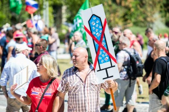 Pred úradom vlády sa zišli stovky demonštrantov proti očkovaniu, lekár Lipták pourážal aj prezidentku (video+foto)