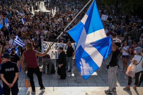 grecko chce ockovat mladez od 15 rokov mnohi rodicia s tym vsak nesuhlasia a zisli sa na protestoch