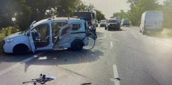 Dopravná nehoda pri Senci spôsobila ťažké zranenie dvoch osôb, jedno z nabúraných áut patrilo polícii