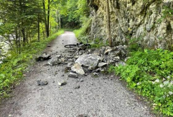 v prielome dunajca sa spustila kamenna lavina a zavalila cestu lesnici vyzyvaju turistov k opatrnosti foto