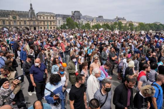 viac ako 100 tisic francuzov protestovalo proti vladnym opatreniam odmietaju ockovanie video