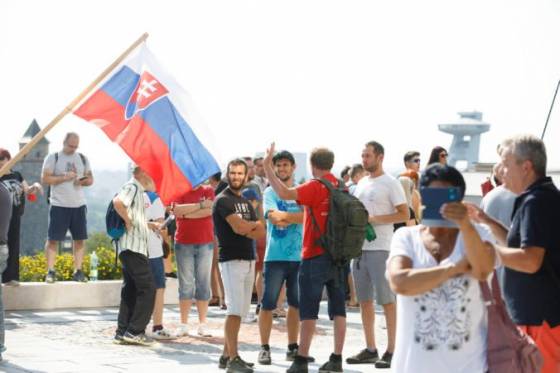 Polícia pri zabezpečovaní protestu pred parlamentom zlyhala, Pčolinský žiada vysvetlenie od Kovaříka