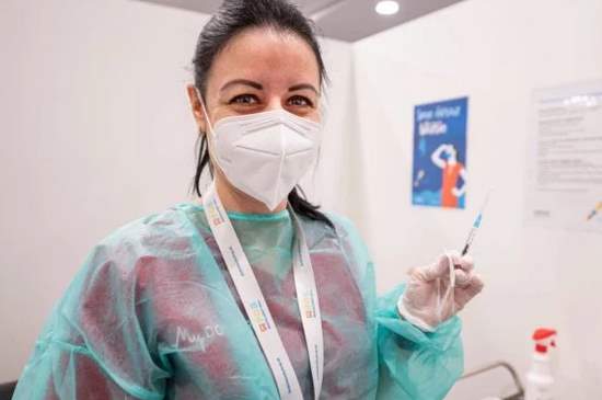 Koronavírus: Na Slovensku zaočkovali ďalšie tisíce ľudí, pribudlo úmrtie a počet hospitalizovaných klesol