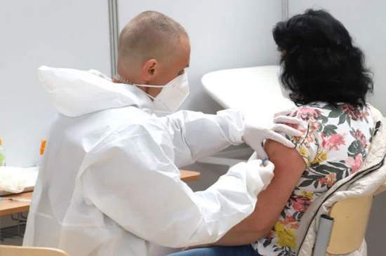 koronavirus prvu davku vakciny dostali tisice slovakov pribudlo jedno umrtie a 29 nakazenych