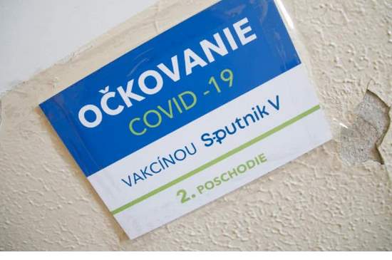 Očkovanie proti COVID-19 podľa jeho odporcov nefunguje. Čo hovoria dáta 