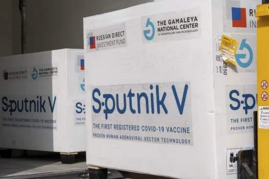 Rusko začalo testovať Sputnik V už aj na mládeži, dobrovoľníci nesmeli ochorenie vopred prekonať 