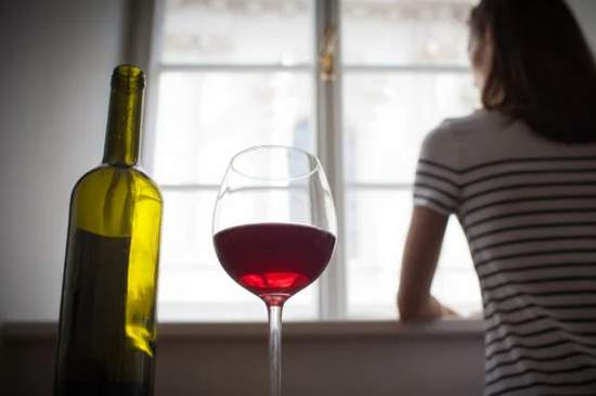 Rodové rozdiely sa stierajú a ženy v pití alkoholu dobiehajú mužov, ukazujú dáta poisťovne 