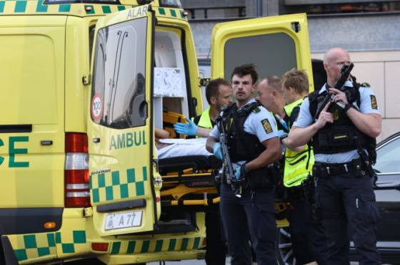 utocnik zastrelil v nakupnom centre v kodani niekolko ludi policia nevylucuje ani teroristicky cin