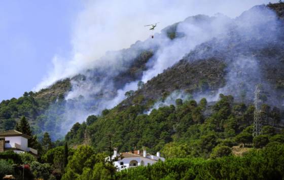 francuzske a spanielske lesy nadalej suzuju lesne poziare v dosledku horucav zomreli stovky ludi