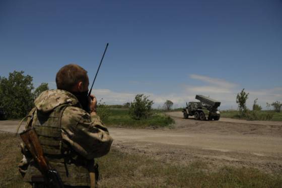 ukrajinci odrazaju ruske utoky na avdijivku severne od donecka pochvaluju si himars aj hufnice m777
