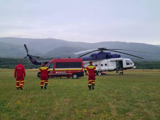 slovensko poslalo cechom na pomoc uz aj vrtulnik hasit bude nedostupny teren pri hrensku foto