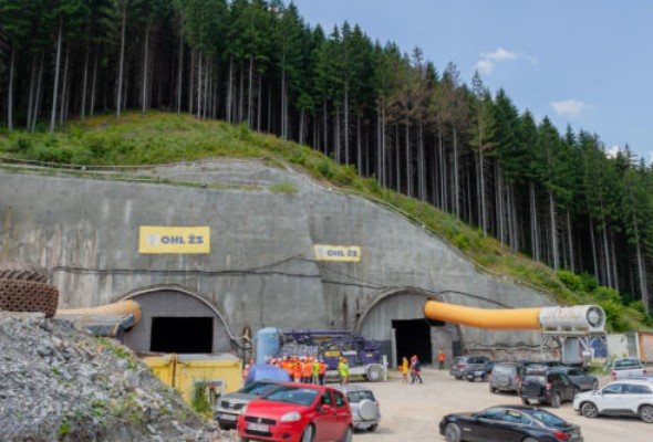 svetlo na konci tunela cebrat v juznej rure chyba prerazit desiatky metrov v severnej o nieco viac