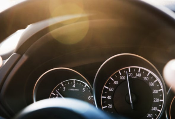 Za telefonovanie za volantom či nedodržiavanie povolenej rýchlosti hrozia od augusta prísnejšie tresty a strata vodičáku 
