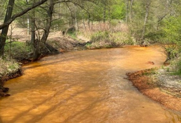 rozbory v studniach ukazali ze voda nie je pitna voda v rieke slana je vysoko toxicka a dokazala by otravit cele slovensko