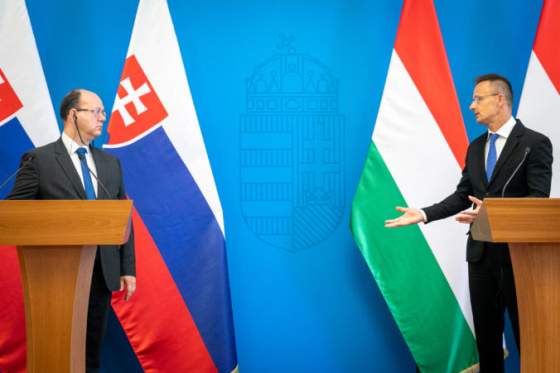 Chceme stavať na tom, čo nás s Maďarskom spája a pozerať sa do budúcnosti, povedal Wlachovský na rokovaní so Szijjártóom