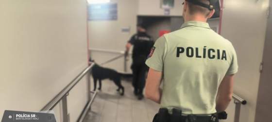 Muž si na toaletách stanice v Bratislave nahrával cudzích mužov, skončil v rukách polície