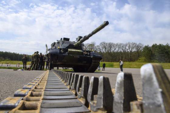 nemecko poslalo na ukrajinu prve tanky leopard 1 aj dvadsat gulometov mg3