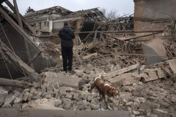 ukrajinski civilisti utrpeli zranenia pocas evakuacie v charkovskej oblasti v lese narazili na rusku minu