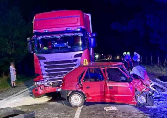 v hornych semerovciach sa zrazilo osobne auto s kamionom sofer nemal sancu prezit foto