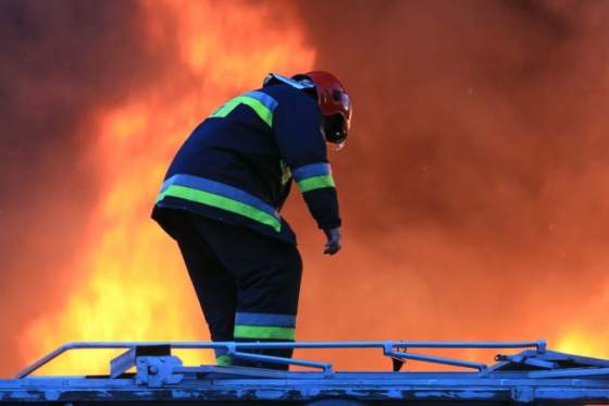 plzenski hasici zasahovali pri poziari pneumatik v obci postrekov plamene zasiahli rodinny dom a niekolko budov