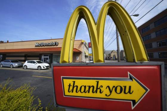zisk spolocnosti mcdonald s sa v druhom kvartali zmensil o dvanast percent