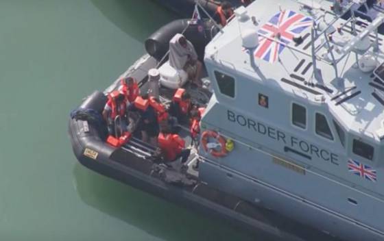 Video: Migranti sa pokúšali dostať do Veľkej Británie, z plytčiny ich musel zachrániť vrtuľník