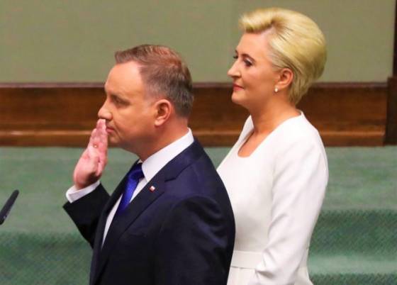 andrzej duda zlozil prezidentsku prisahu lavicovi poslanci si obliekli duhove farby a opozicia neprisla