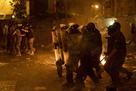 vybuch v bejrute poriadne nahneval obyvatelov policia pri protestoch pouzila slzny plyn video