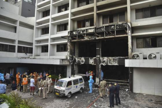 Provizórnu nemocnicu v Indii zachvátil požiar, jedenásť pacientov s COVID-19 neprežilo (foto+video)