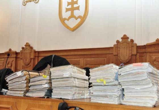 V kauze skrachovaných nebankoviek čítali na súde listinné dôkazy, Pachinger sa necítil dobre