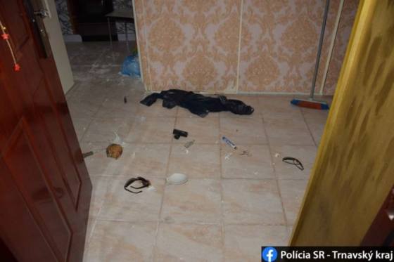 Agresívny muž vykopol dvere na byte a ohrozoval aj tehotnú ženu (foto)