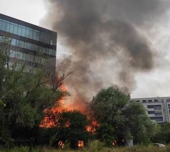 V areáli bývalej kozmetickej firmy v Krasňanoch vypukol požiar, oheň zasiahol jednu z budov (foto)