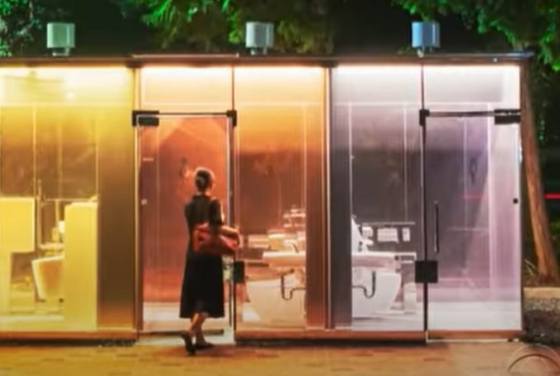 Verejné toalety v Tokiu majú priesvitné steny, za technológiou stojí oceňovaný architekt Šigeru Ban
