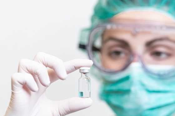 Spoločnosť AstraZeneca vyvíja liek na koronavírus, začala s jeho testovaním na ľuďoch