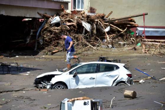 Počet obetí povodní a zosuvov pôdy na čiernomorskom pobreží v Turecku stúpol na štyridsať