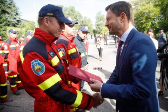 slovenskych hasicov cakalo po navrate z grecka doma vrucne privitanie dostali medailu a financnu odmenu foto video