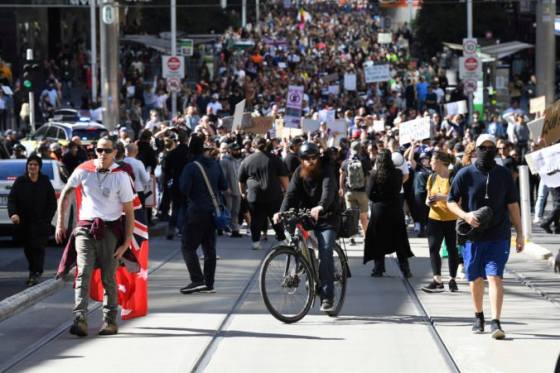 Austrálčania majú už lockdownov po krk, počas protestov polícia zatkla stovky ľudí