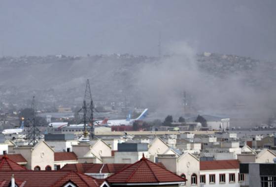 letiskom v kabule otriasla explozia zahynuli najmenej dvaja ludia a dalsi su zraneni video