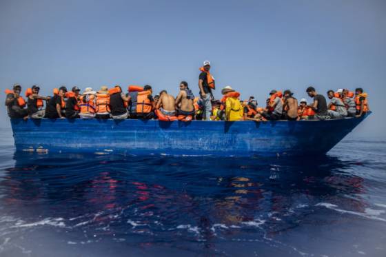 taliani zachranili zo schatranej lode stovky migrantov niektori mali jazvy po muceni