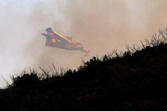 Španielsku Valenciu devastuje najväčší lesný požiar v krajine, do boja s ohňom úrady nasadili desiatky lietadiel (foto+video)