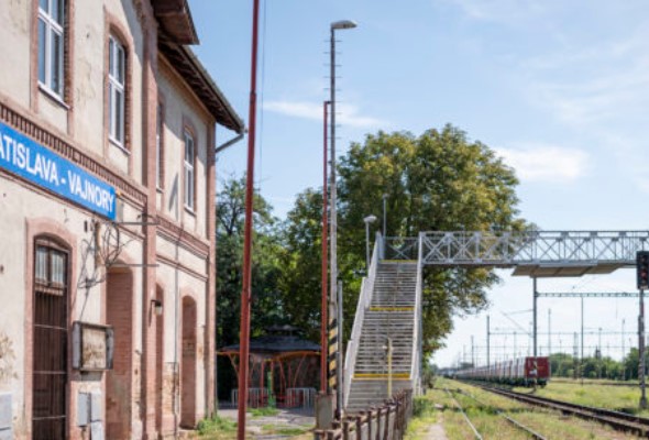zeleznicna stanica v bratislavskych vajnoroch prejde obnovou vzniknu tam prestupny terminal a zachytne parkovisko